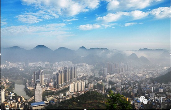 4月10日,微软技术实践中心签约贵州铜仁市大龙开发区。该项目成为微软在全国率先与县级单位合作的技术项目,是贵州省加快“大数据”战略产业的一个实例。 市委书记刘奇凡会见微软(中国)有限公司华南区首席技术官吴荣华并一同出席项目签约授牌仪式。市委常委、副市长张矛,市人大常委会副主任童礼元,市政协副主席陈廷可,铜仁职业技术学院党委书记杨春光、院长张景春,铜仁市市长助理、大龙开发区党工委书记张明等出席签约授牌仪式。 签约授牌仪式现场 大龙开发区是贵州省最具竞争力的开发区之一,微软入驻将进一